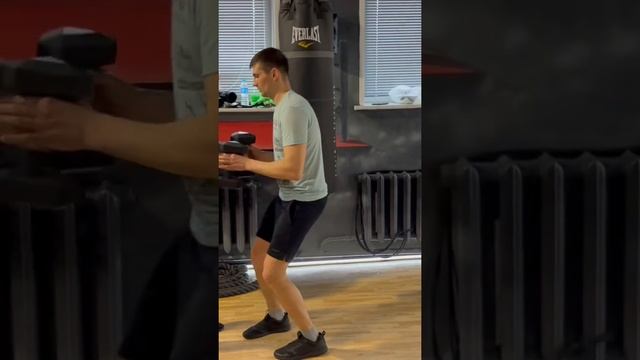 Выпады с гантелями смотреть онлайн