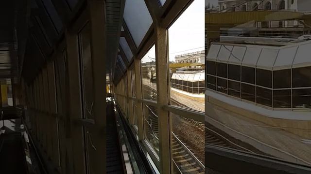 Эскалатор на вокзале в Минске смотреть онлайн