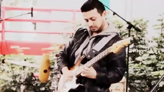 Vali Caceres uses iPad as a guitar amp: audience reaction is priceless смотреть онлайн