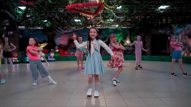 Яна Лавринович с песней «Ух, ты!» и юные цирковые гимнасты и акробаты! смотреть онлайн