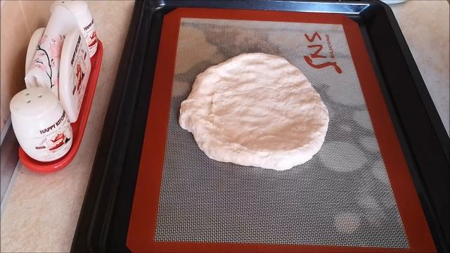 ПИЦЦА ДОМАШНЯЯ в духовке. НОЧНОЕ ТЕСТО. Вкусная Пицца с БАКЛАЖАНАМИ, СЫРОМ, КОЛБАСОЙ смотреть онлайн