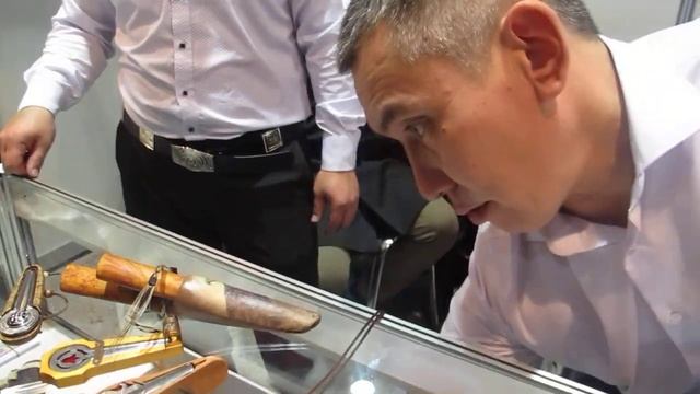 ?Мастера Якутии на выставке ?Клинок?Сколько стоит настоящий варган? Варган слушаем и ножи смотрим смотреть онлайн