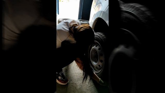 КАК ДЕВУШКЕ ЗАМЕНИТЬ КОЛЕСО НА АВТОМОБИЛЕ / ЗАМЕНА КОЛЕСА смотреть онлайн
