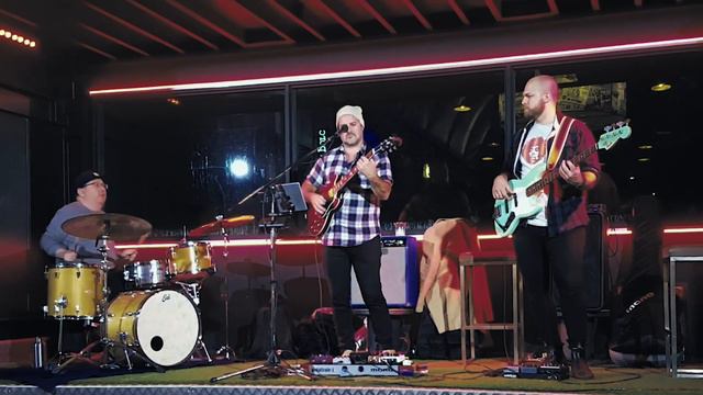 Brisbane band CP3 playing Black Velvet at the Eat Street Markets смотреть онлайн