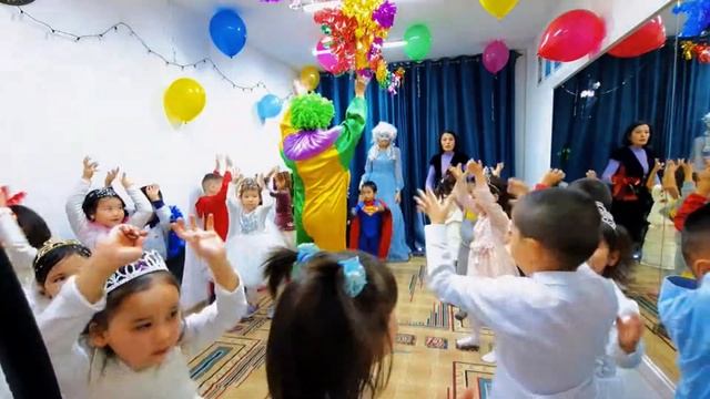 Новогодний утренник в центре развития и творчества детей "Аруужан" 2022 смотреть онлайн