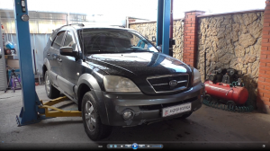 Замена переднего правого амортизатора на Киа Соренто 2005  Kia Sorento 2,5