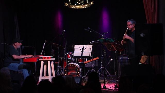 Just Friends & Abril Mc Lennan - Tema de Taxi Driver (Bernard Hermann) смотреть онлайн