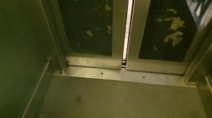 чуть не застрял лифт OTIS в подземном переходе