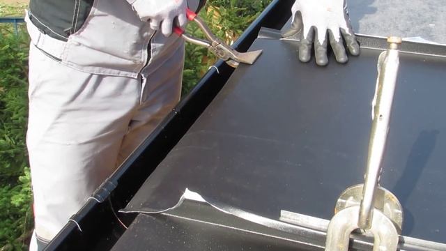 Фальцевая кровля,сопряжение фальца с карнизным свесом(мысик)