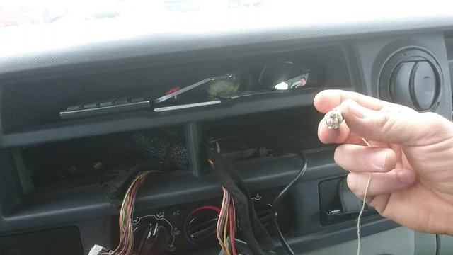 Wymiana żarówki panelu ogrzewania Renault Master смотреть онлайн