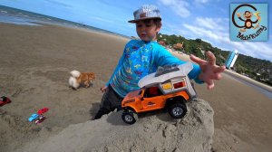 Дети и Машина. Милан и Папа играют в машинки игрушки на горке из песка. Манкиту