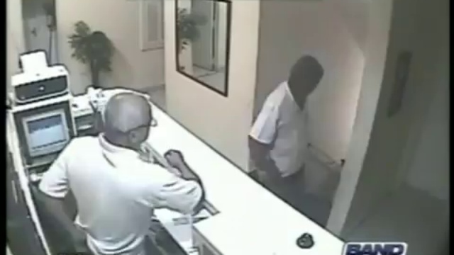 Коп в Бразилии убивает грабителя. смотреть онлайн