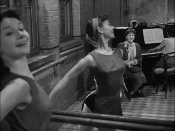 Одри Хепберн танцует балет в фильме "Засекреченные люди" (1952) смотреть онлайн