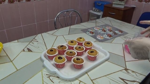 Капкейки с малиновой начинкой. Печём и украшаем. смотреть онлайн