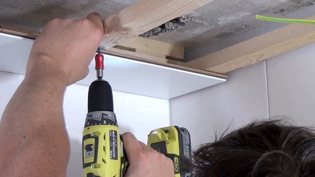 Die Holzdecke: Nut-Feder-Deckenpaneele Verlegen