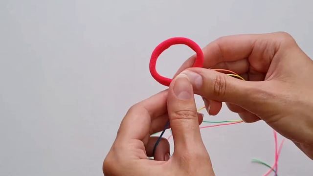 DIY: РАЗНОЦВЕТНАЯ КОСИЧКА на резинке. Делаем своими руками крутой аксессуар. Как украсить прическу