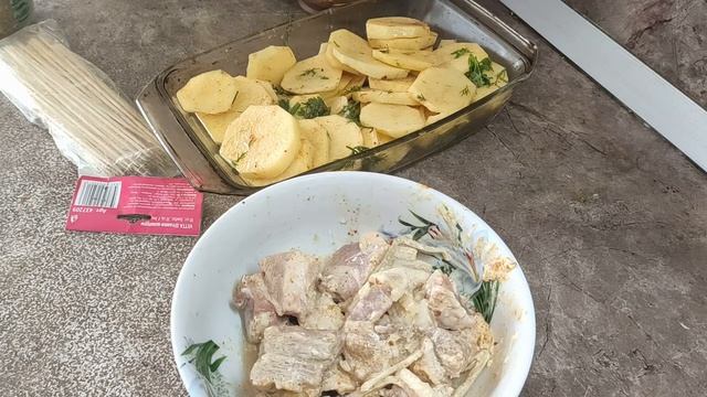 Шашлык на шпажках ,запеченный в духовке. Просто и вкусно. смотреть онлайн