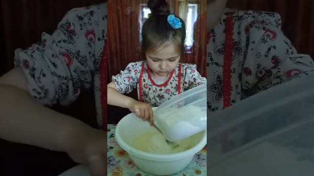 Готовим с Сальмой. Юный кулинар. Орешки с варёной сгущенкой. смотреть онлайн
