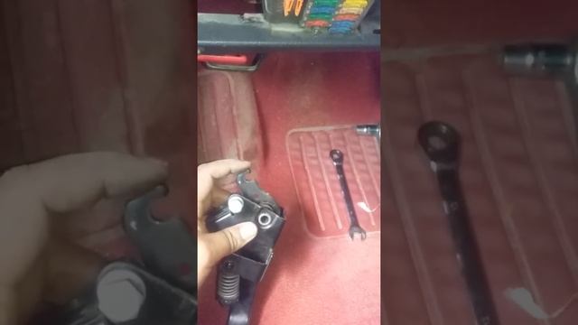 Se me quedo el pedal del embrague abajo смотреть онлайн