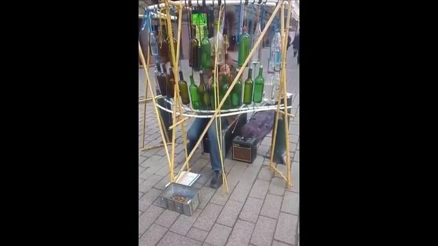 Поразительный музыкальный инструмент из бутылок смотреть онлайн