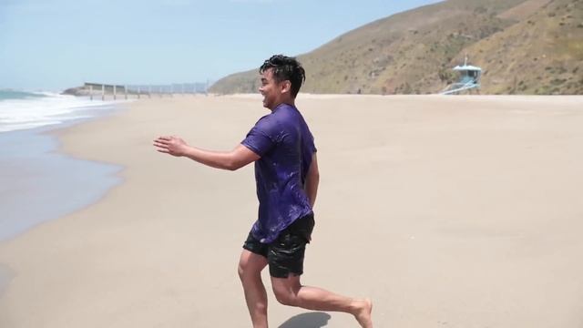 10 FUNNIEST THINGS YOU Should NOT Do AT THE BEACH смотреть онлайн