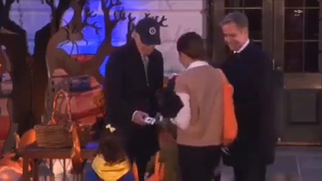 Энтони Блинкен нарядил своего сына в костюм Зеленского на Хэллоуин в Белом доме. смотреть онлайн