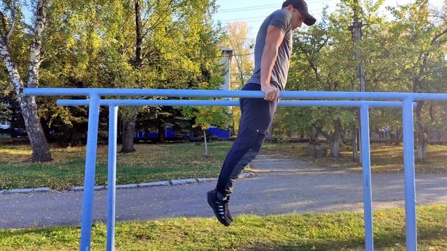 Отжимания на БРУСЬЯХ.Как правильно выполнять на ГРУДНЫЕ МЫЩЦЫ #брусья#отжимания #мышцы смотреть онлайн