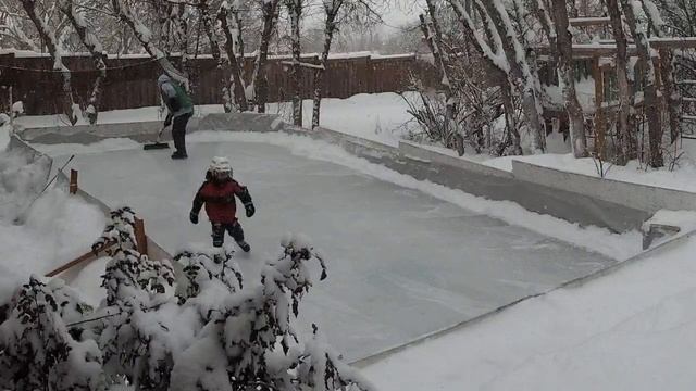 BROOM SWEEPiNG GAME - BACKYARD iCE RiNK - BACKYARD HOCKEY смотреть онлайн