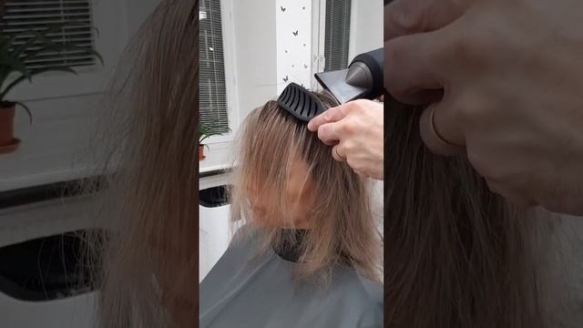 Как сделать прикорневой объем на расческу? #укладкаволос #beautiful #окрашиваниеволосмосква #hair