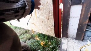 Как на ворота на гараже наклеить уплотнительные резинки. Обклеиваем ворота чтоб не дуло !!!