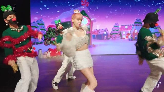 LILI’s FILM ‘MONEY’ Dance Performance Christmas Ver FOR BLINKS русская озвучка смотреть онлайн