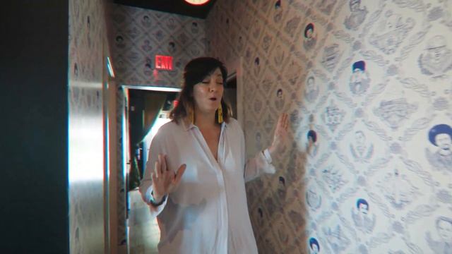 BIG, BIG FUN IN A TINY HOUSE | Tiny House Bar смотреть онлайн