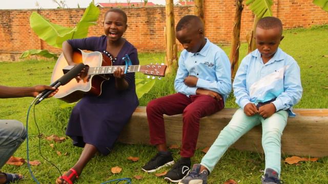 Hhhhh!!! umvako Fabrice yigenje, Atangajwe na Mushiki wange ukuntu acuranga gitari смотреть онлайн