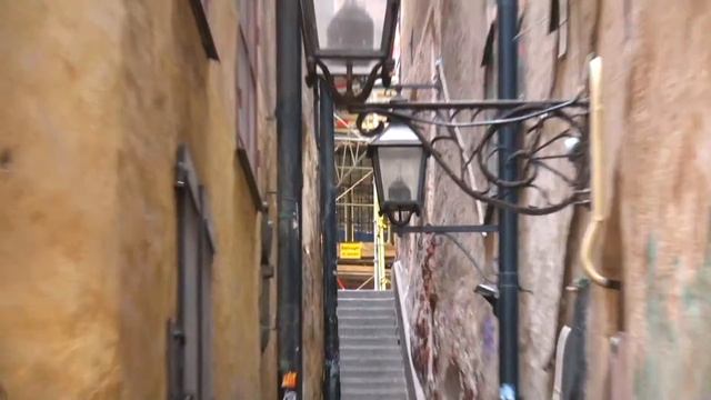 Gremlin in narrowest street in Stockholm, Sweden / Гремлин на самой узкой улице - Стокгольма Швеция смотреть онлайн