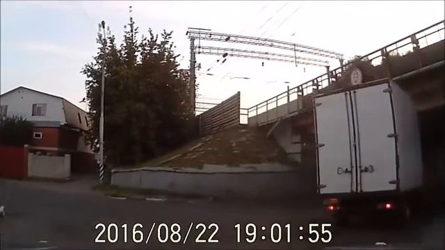 "Газель" застряла под мостом в Саратове смотреть онлайн