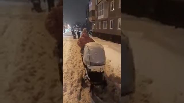 Nord-News: Мурманчанка с застрявшей в снегу коляской записала обращение к губернатору смотреть онлайн
