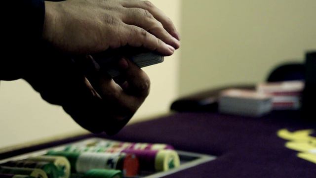 Royalty Free Stock Footage of Dealer shuffling and fanning cards. смотреть онлайн