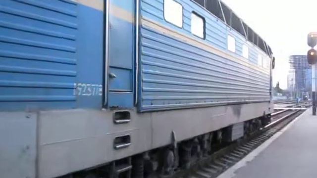 ЧС4-122 отправляется со станции Киев-Пасс. с поездом № 105 смотреть онлайн