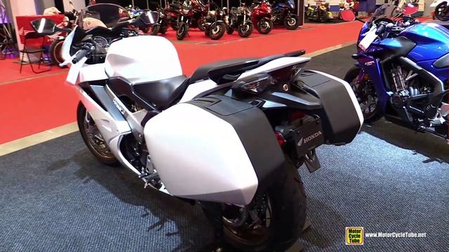 2015 Honda VFR 800 - Walkaround - 2015 Salon Moto de Montreal смотреть онлайн