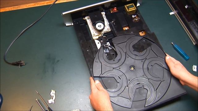 Sony 5 Disc CD Changer Repair - Stuck Drawer, belt replacement, dissasemble смотреть онлайн