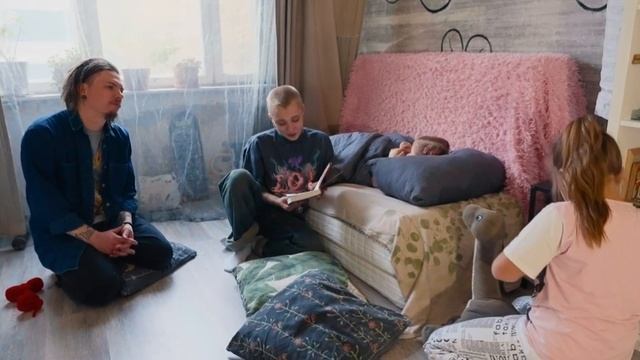 Как ужиться паре с двумя детьми и собакой на 15 квадратных метрах? смотреть онлайн