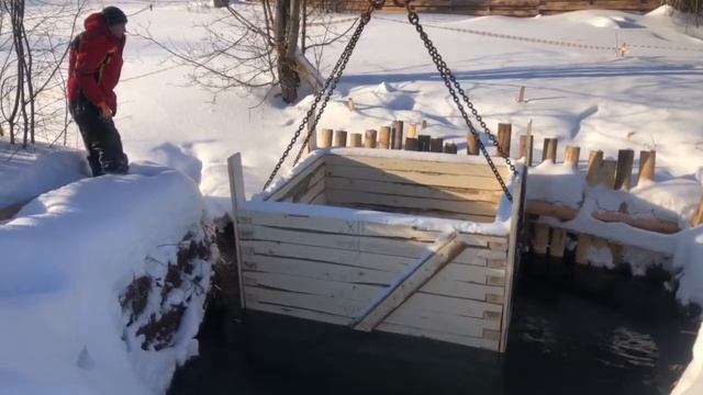 Как сделать бассейн из бруса .Установка сруба - бассейна в пруд . смотреть онлайн