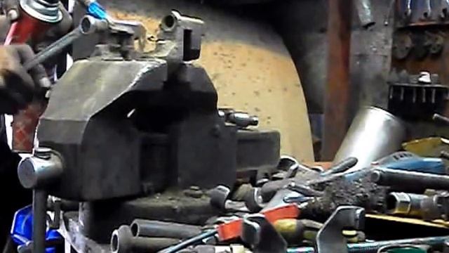 Как разработать закисшую направляющую на тормозном суппорте? смотреть онлайн