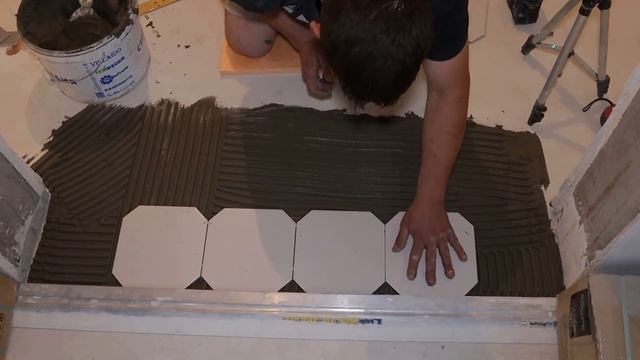 Укладка плитки на пол со вставками. Ремонт квартиры в Оренбурге смотреть онлайн