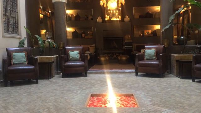 زيارة رياض بمدينة القديمة بمراكش الحمراء смотреть онлайн