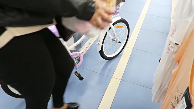 VLOG: Купили Маше Новый велосипед! Счастью нет предела 8.05.2017 смотреть онлайн