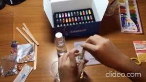 Делаем серёжку из эпоксидной смолы, и достаём фигурки, которые уже были сделаны.