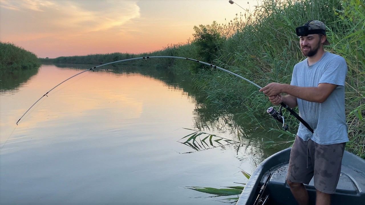 ВОТ ЭТО ОН ДАВИТ! ЧУТЬ НЕ ВЫМОТАЛ ВСЮ ЛЕСКУ! ЗАБРАЛИСЬ В САМЫЕ ДЕБРИ ВОЛЖСКОЙ ДЕЛЬТЫ. СОМ, САЗАН. смотреть онлайн
