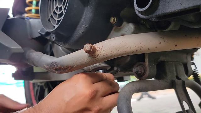 SYM JET180 OIL FILTER CLEANING/CHANGE смотреть онлайн