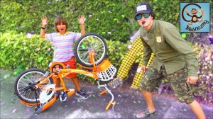 Pretend Play Police. Милан и Папа играют - Воришка украл велосипед, Истории для детей. Манкиту